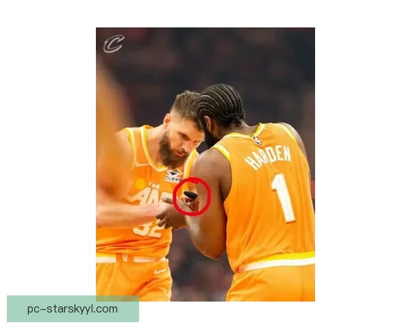 劳模硬汉哈登右手拇指骨折出战